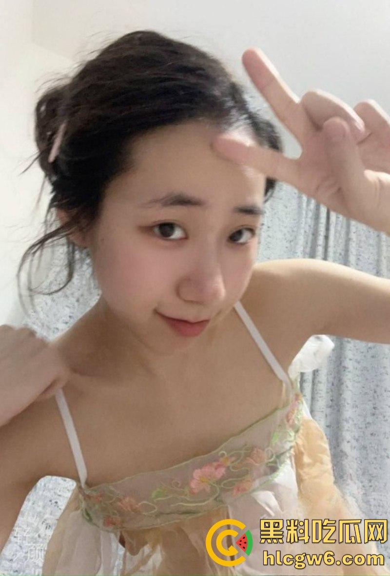 重庆长江师范学院舞蹈生【曹雪灵】自拍发骚视频被男友曝光!酒店镜前展示苗条身材和完美马甲线! 第4张 重庆长江师范学院舞蹈生【曹雪灵】自拍发骚视频被男友曝光!酒店镜前展示苗条身材和完美马甲线! 第4张