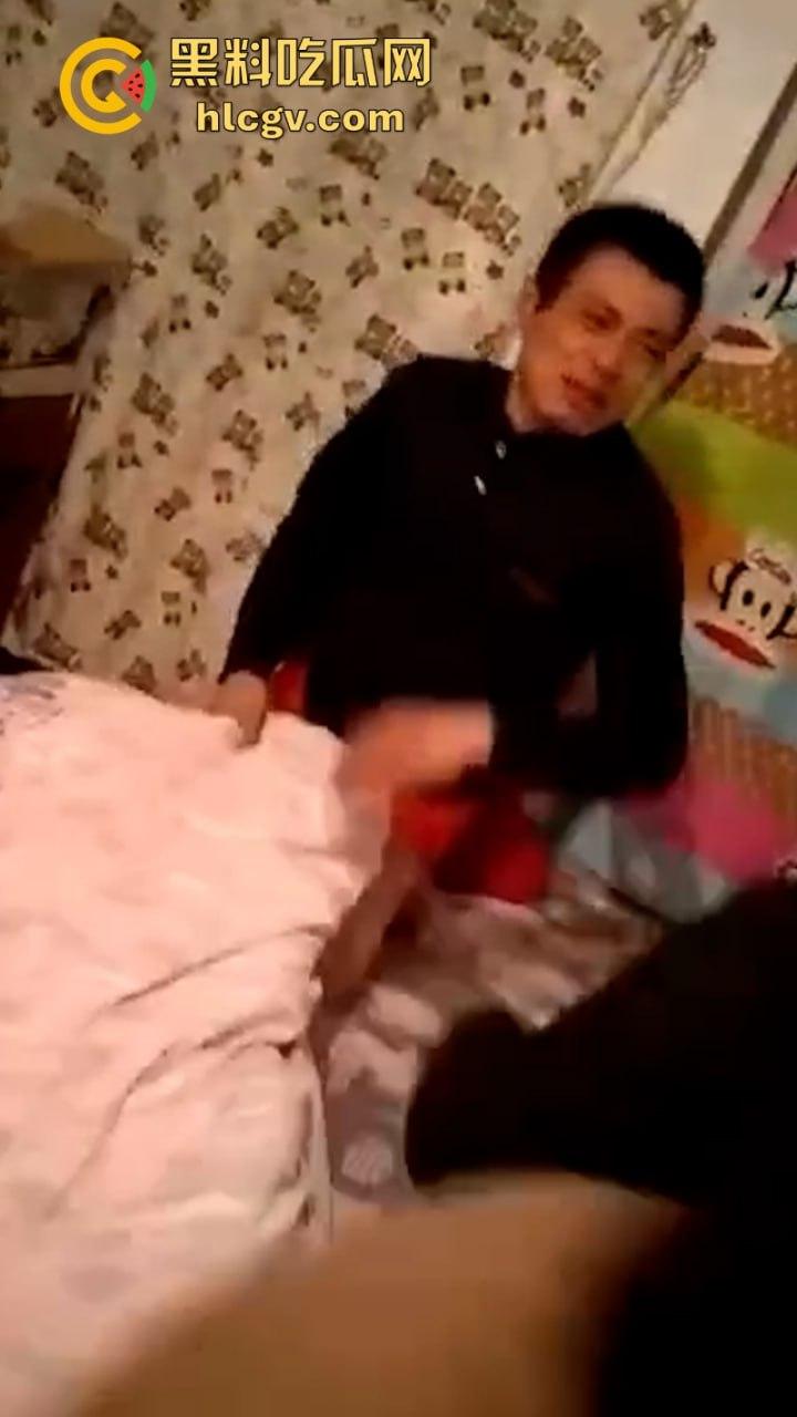 男子谎称上夜班实则密会情人 河南许昌一女子带娘家人全家出动抓奸夫淫妇 两个狗男女都被打哭了 第1张 男子谎称上夜班实则密会情人 河南许昌一女子带娘家人全家出动抓奸夫淫妇 两个狗男女都被打哭了 第1张