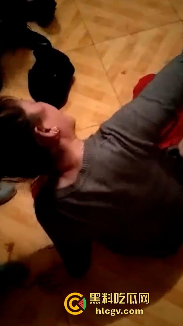 男子谎称上夜班实则密会情人 河南许昌一女子带娘家人全家出动抓奸夫淫妇 两个狗男女都被打哭了 第4张 男子谎称上夜班实则密会情人 河南许昌一女子带娘家人全家出动抓奸夫淫妇 两个狗男女都被打哭了 第4张