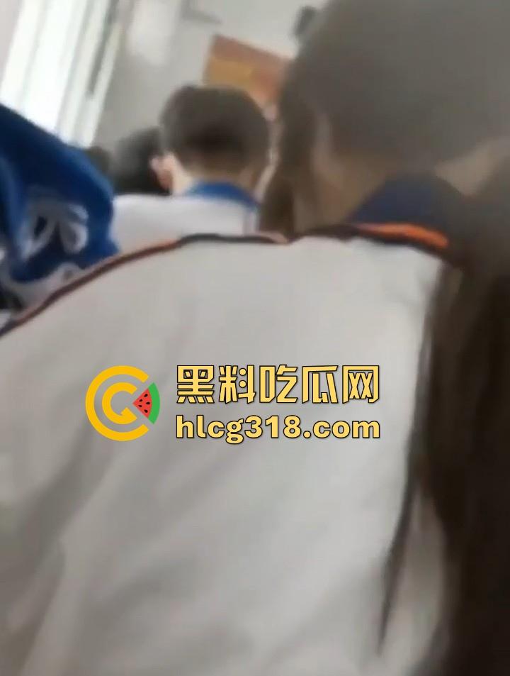 课堂变战场！老师前面讲课 男同学狂扣前排女生小穴 整个手指都沾满淫水 玩的十分刺激！  第1张