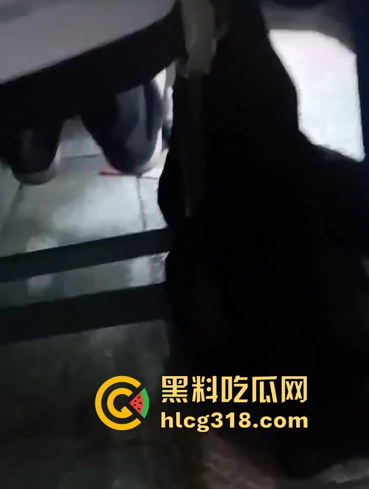 课堂变战场！老师前面讲课 男同学狂扣前排女生小穴 整个手指都沾满淫水 玩的十分刺激！  第3张