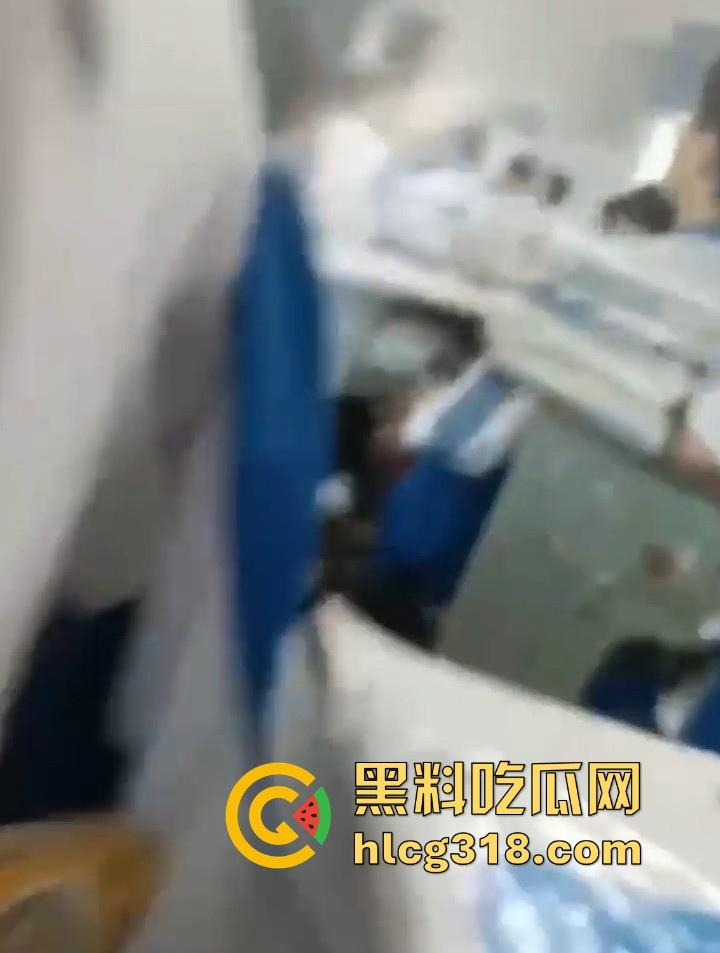 课堂变战场！老师前面讲课 男同学狂扣前排女生小穴 整个手指都沾满淫水 玩的十分刺激！  第4张