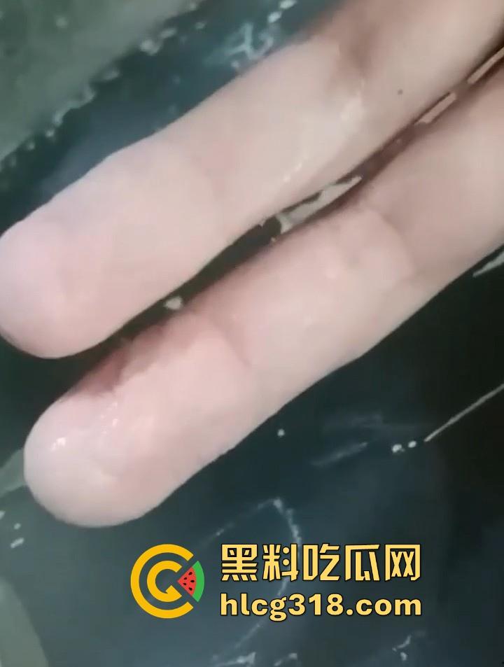 课堂变战场！老师前面讲课 男同学狂扣前排女生小穴 整个手指都沾满淫水 玩的十分刺激！  第5张