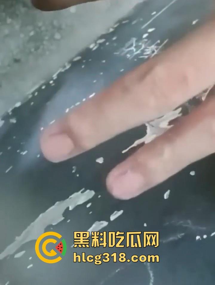 课堂变战场！老师前面讲课 男同学狂扣前排女生小穴 整个手指都沾满淫水 玩的十分刺激！  第6张