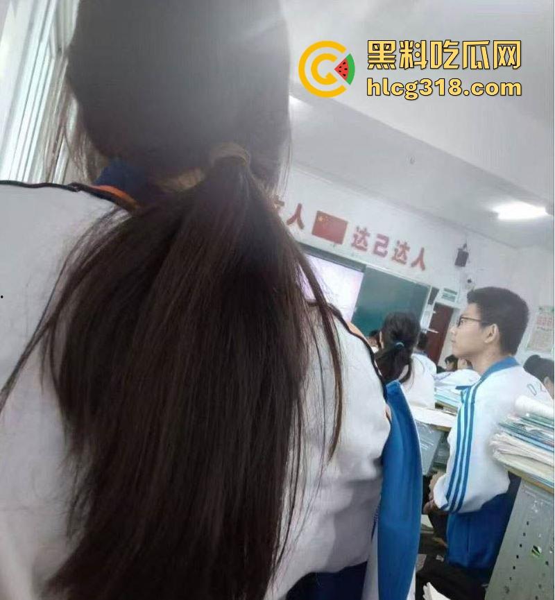 课堂变战场！老师前面讲课 男同学狂扣前排女生小穴 整个手指都沾满淫水 玩的十分刺激！  第7张