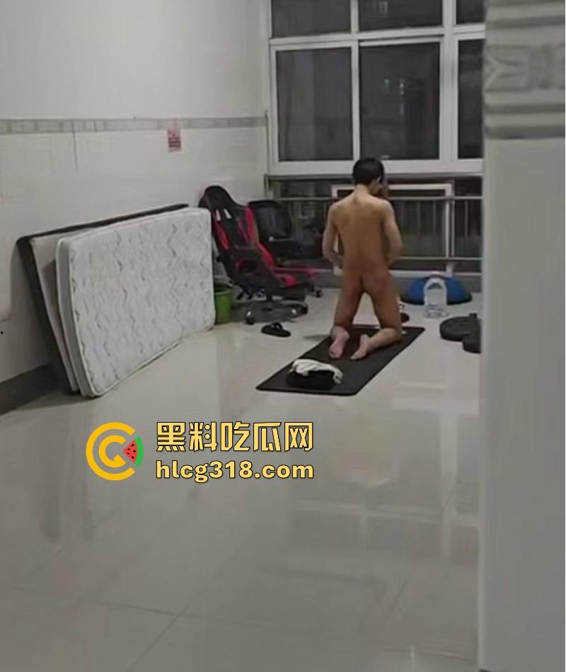 鸡巴吊水桶！男研究生裸体日常锻炼 鸡巴吊着水桶训练持久力 不是哥们这么强的吗？  第6张