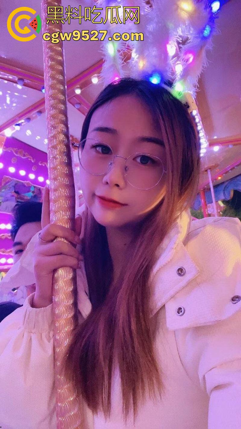 苏州母狗人妻【筱雨】，极品身材眼镜反差婊，背着老公到处约炮偷吃，打炮不雅视频曝光！  第2张