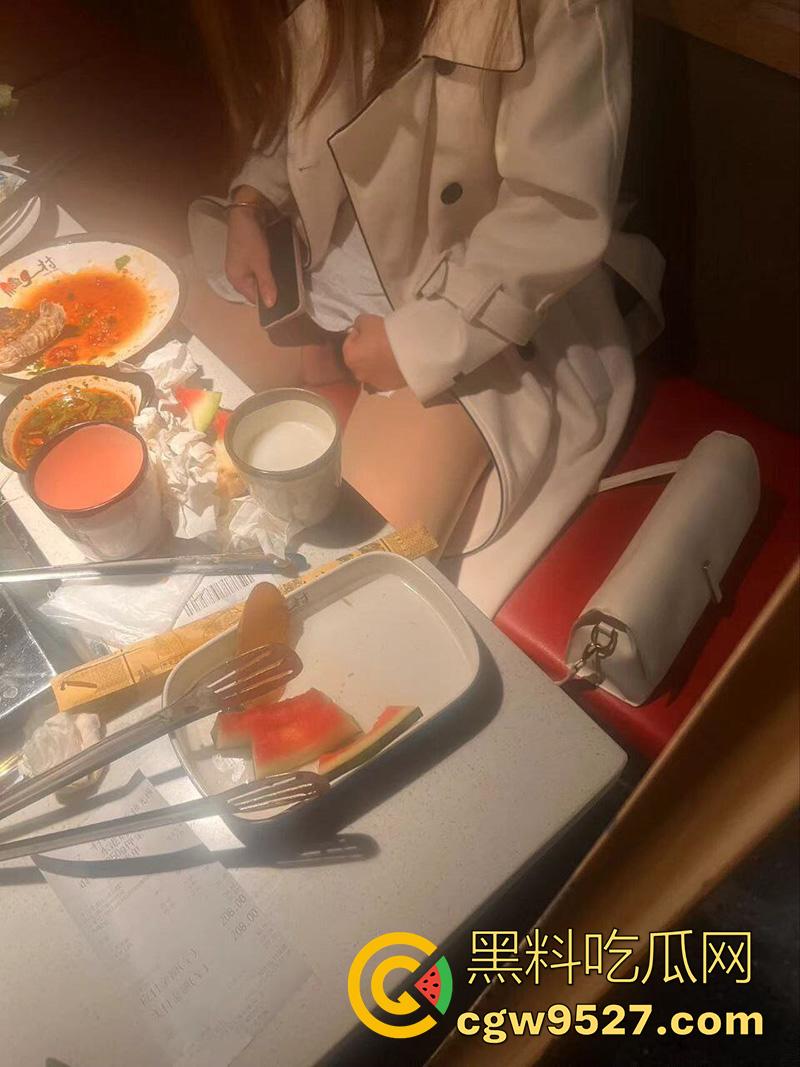 苏州母狗人妻【筱雨】，极品身材眼镜反差婊，背着老公到处约炮偷吃，打炮不雅视频曝光！  第3张