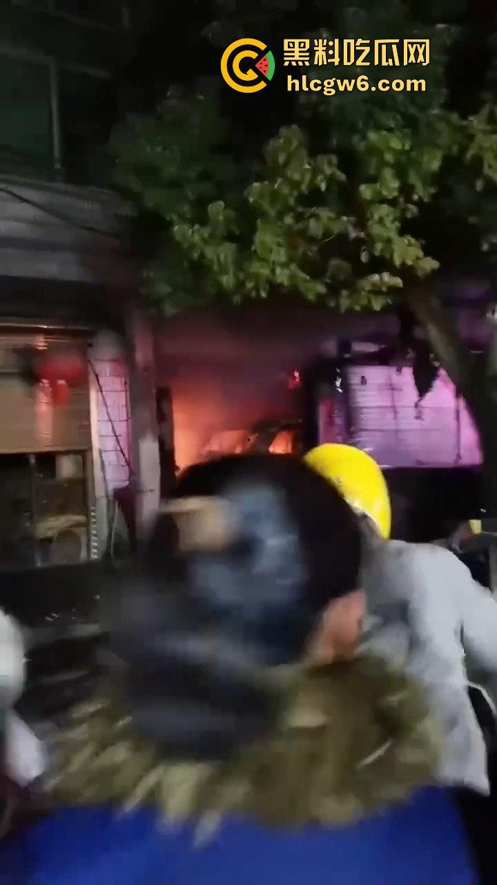 安徽铜陵枞阳横埠快递站突发火灾里面物品全部烧光,老板一夜回到解放前！  第2张