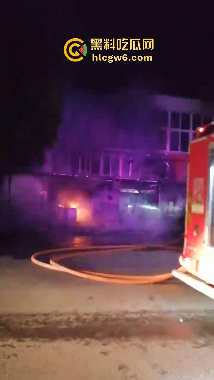 安徽铜陵枞阳横埠快递站突发火灾里面物品全部烧光,老板一夜回到解放前！  第3张