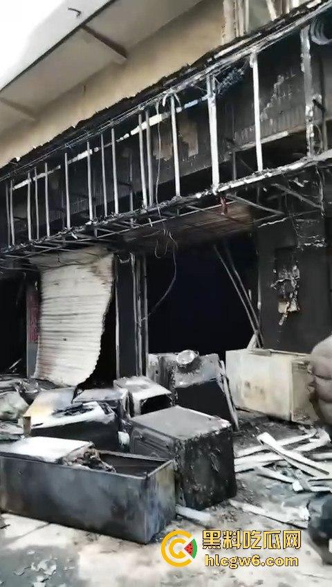 安徽铜陵枞阳横埠快递站突发火灾里面物品全部烧光,老板一夜回到解放前！  第4张
