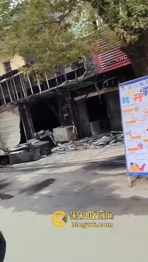 安徽铜陵枞阳横埠快递站突发火灾里面物品全部烧光,老板一夜回到解放前！  第7张