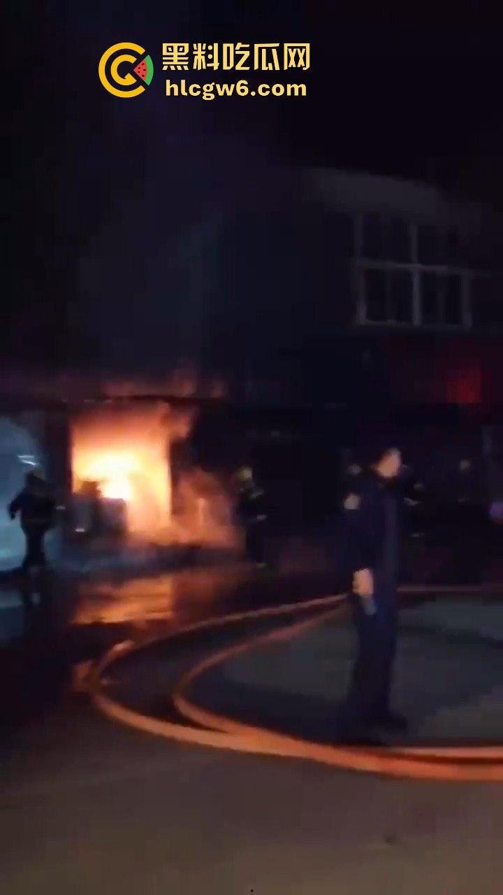 安徽铜陵枞阳横埠快递站突发火灾里面物品全部烧光,老板一夜回到解放前！  第8张