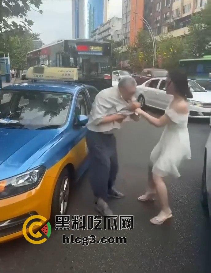 醉酒女在四川泸州的疯狂暴走：出租车司机和警察双重袭击，最终被送派出所的完整经过！  第4张