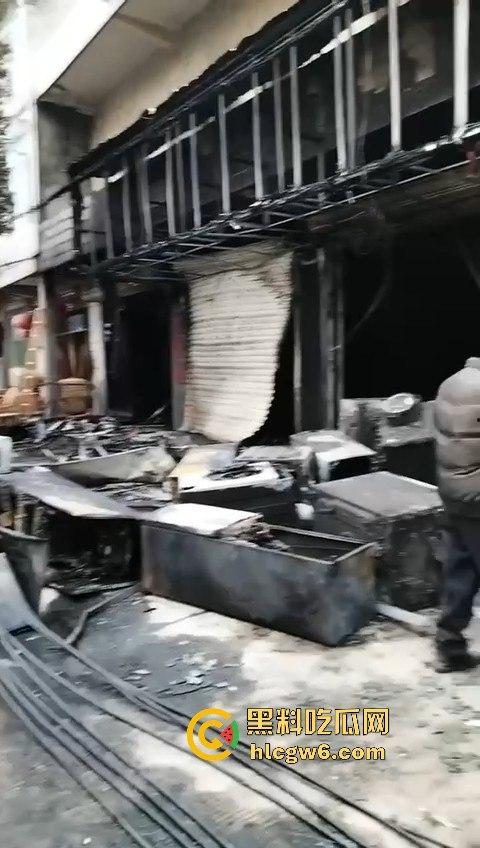 安徽铜陵枞阳横埠快递站突发火灾里面物品全部烧光,老板一夜回到解放前！  第11张