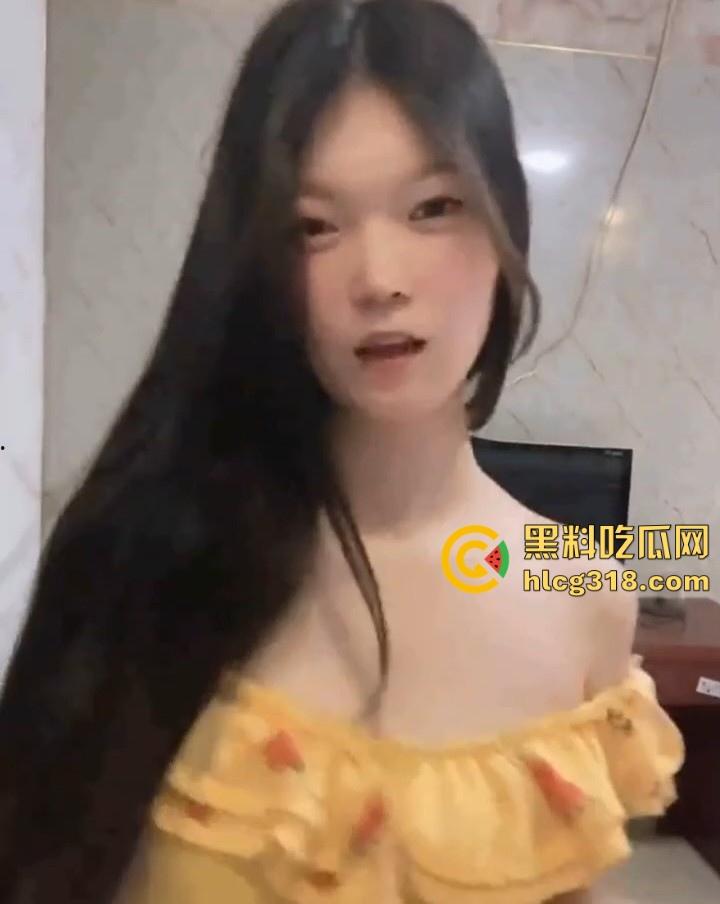 抖音小网红【谁偷了我的么蟹黄包】直播换衣走光，电视里的倒映，映出巨乳的风景，不知是有意为之还是？  第4张