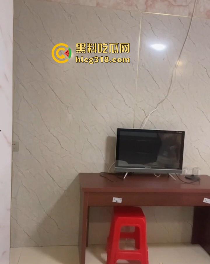 抖音小网红【谁偷了我的么蟹黄包】直播换衣走光，电视里的倒映，映出巨乳的风景，不知是有意为之还是？  第7张