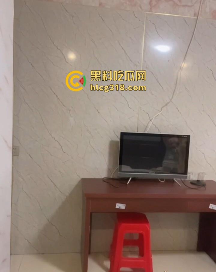 抖音小网红【谁偷了我的么蟹黄包】直播换衣走光，电视里的倒映，映出巨乳的风景，不知是有意为之还是？  第8张