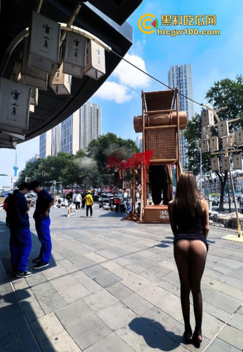 推特凌辱S超大尺度户外调教巨骚母狗 弹射抽鞭/站立撒尿/地铁露出/k9人型母畜 践踏女人尊严  第1张