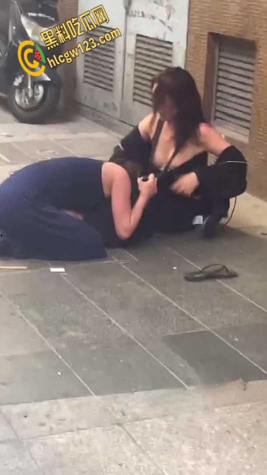 两集美醉酒后撒泼在大街上，撕扯露出大半个奶子，是提前商量好的还是不 小心的？  第1张