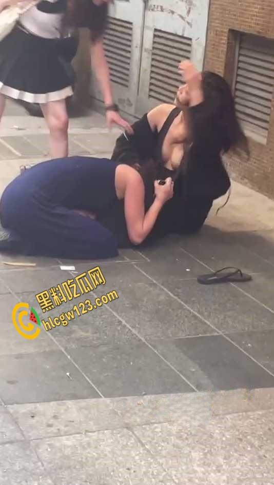 两集美醉酒后撒泼在大街上，撕扯露出大半个奶子，是提前商量好的还是不 小心的？  第2张