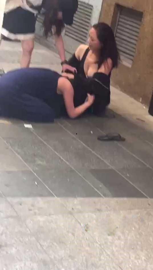 两集美醉酒后撒泼在大街上，撕扯露出大半个奶子，是提前商量好的还是不 小心的？  第3张