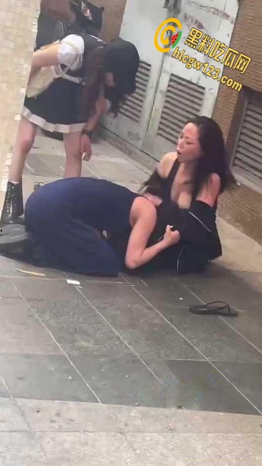 两集美醉酒后撒泼在大街上，撕扯露出大半个奶子，是提前商量好的还是不 小心的？  第4张