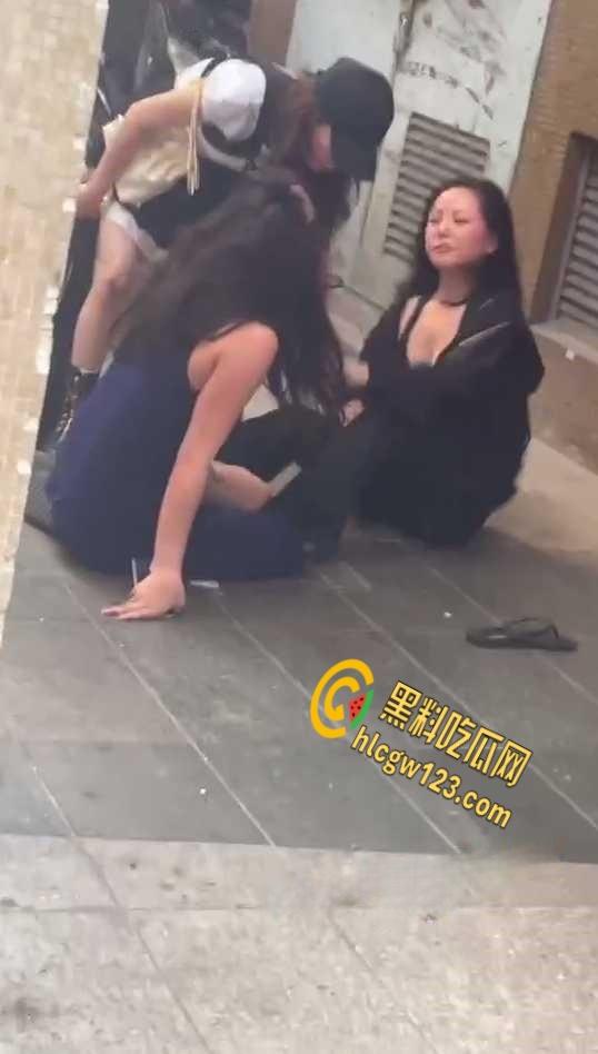 两集美醉酒后撒泼在大街上，撕扯露出大半个奶子，是提前商量好的还是不 小心的？  第5张