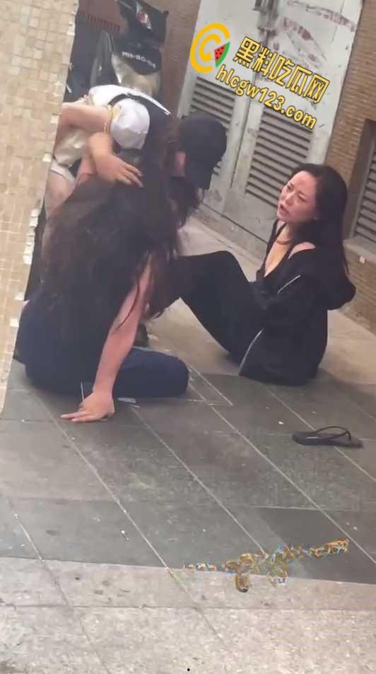 两集美醉酒后撒泼在大街上，撕扯露出大半个奶子，是提前商量好的还是不 小心的？  第6张