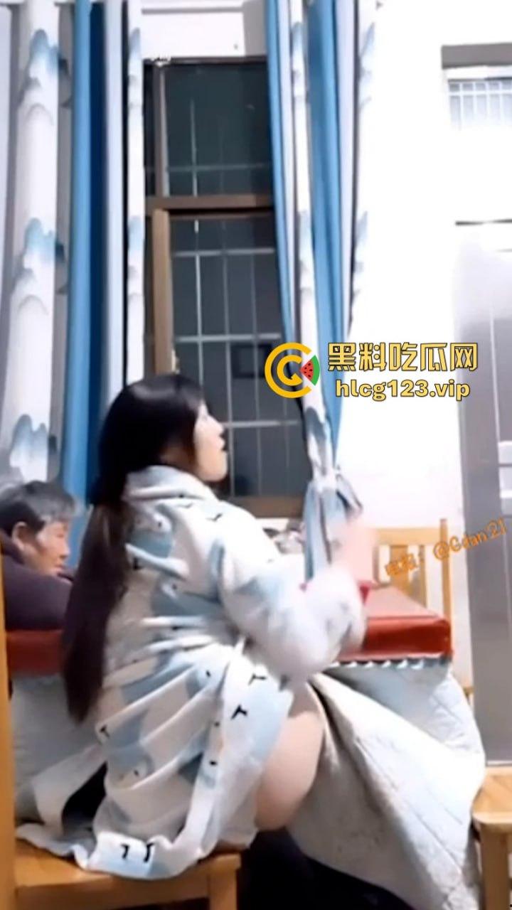 骚妇逼痒难耐 当婆婆面桌子里底下插穴止痒 被小叔子拍下抠逼全过程  第4张