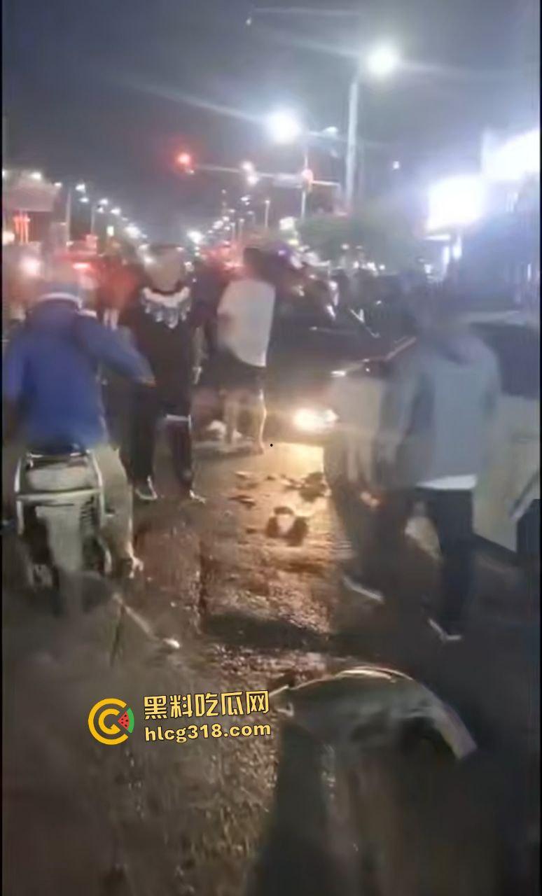 沈阳公交司机因被大学生拒绝暴怒撞人！行人飞摔血溅路面，车毁人亡如保龄球！  第3张