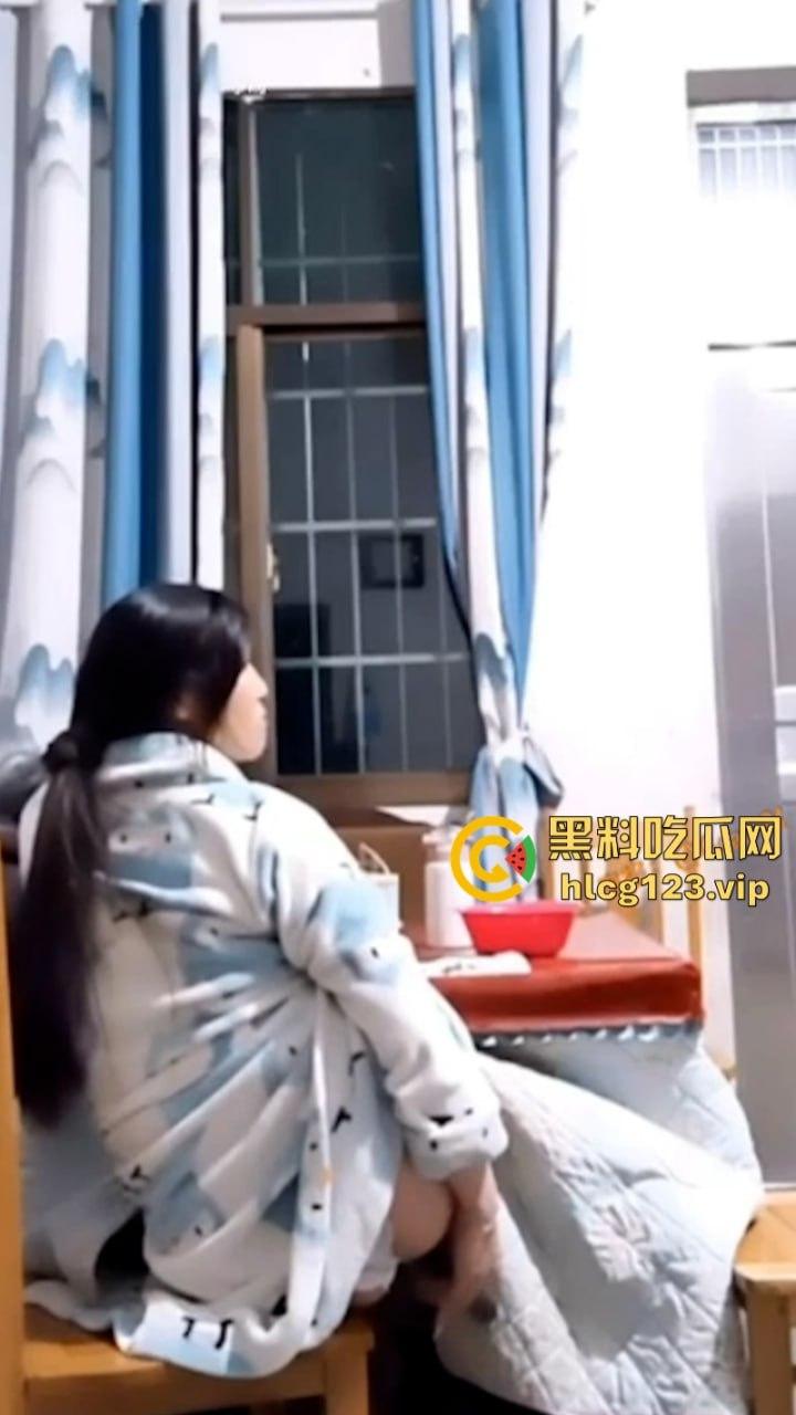 骚妇逼痒难耐 当婆婆面桌子里底下插穴止痒 被小叔子拍下抠逼全过程  第6张