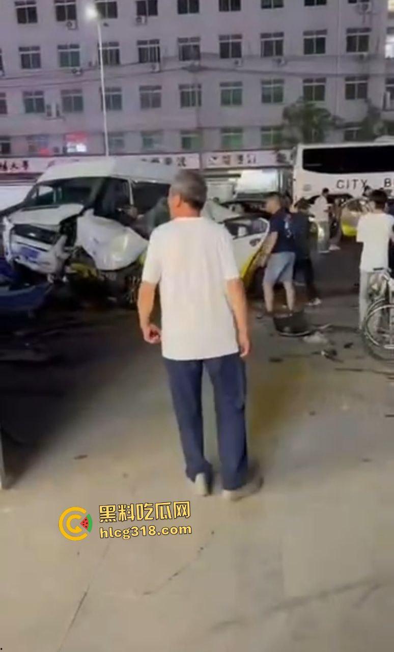 沈阳公交司机因被大学生拒绝暴怒撞人！行人飞摔血溅路面，车毁人亡如保龄球！  第4张