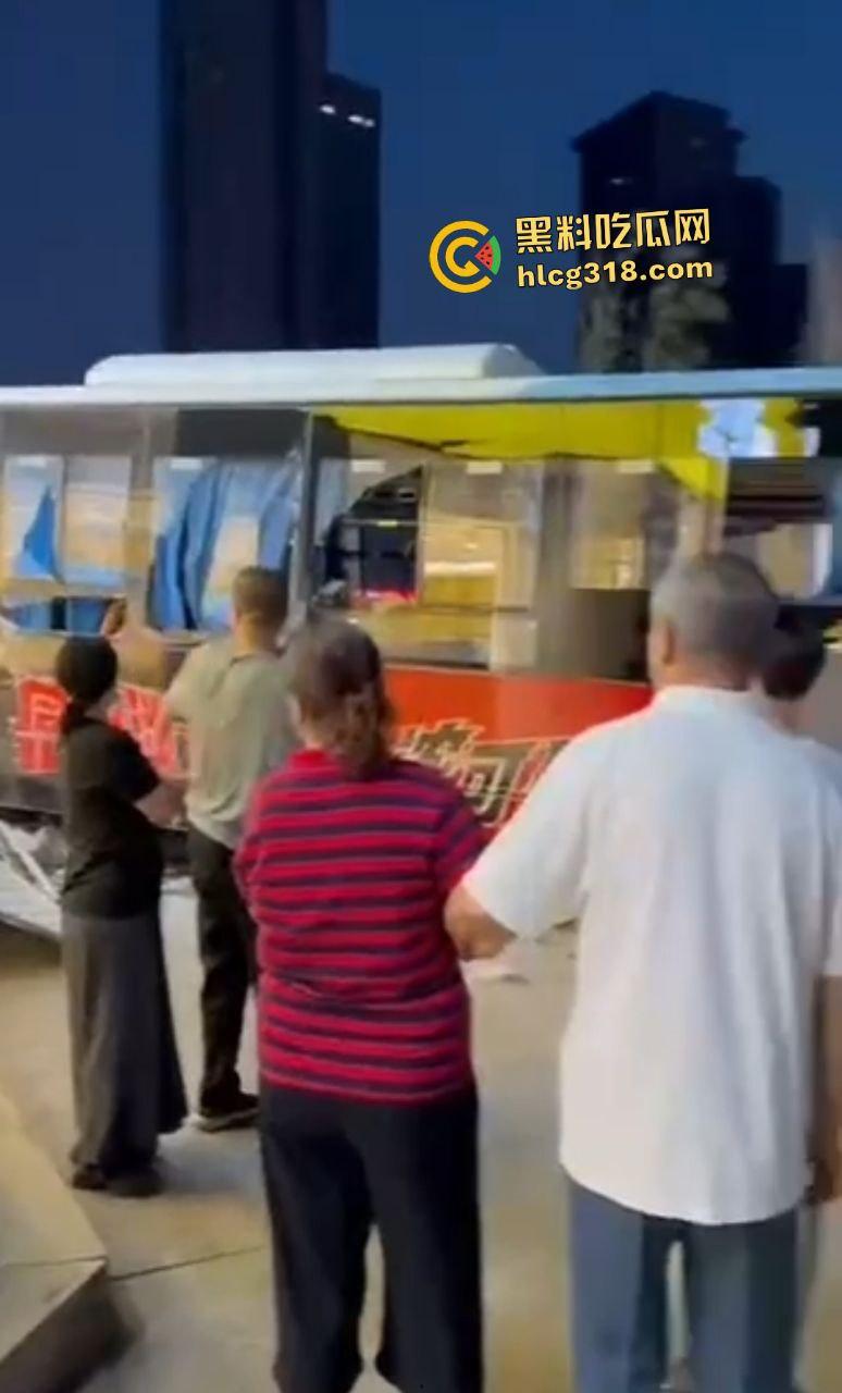 沈阳公交司机因被大学生拒绝暴怒撞人！行人飞摔血溅路面，车毁人亡如保龄球！  第5张