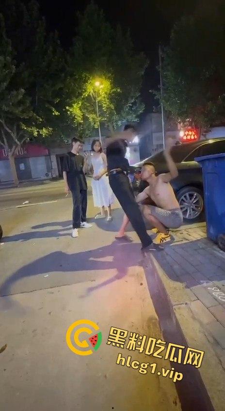 两男子争执升级，刀哥挥菜刀逼近，另一男子秒怂抱头求饶！  第1张