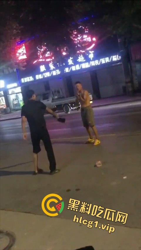 两男子争执升级，刀哥挥菜刀逼近，另一男子秒怂抱头求饶！  第2张