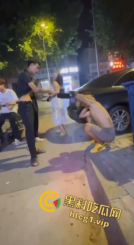 两男子争执升级，刀哥挥菜刀逼近，另一男子秒怂抱头求饶！  第3张