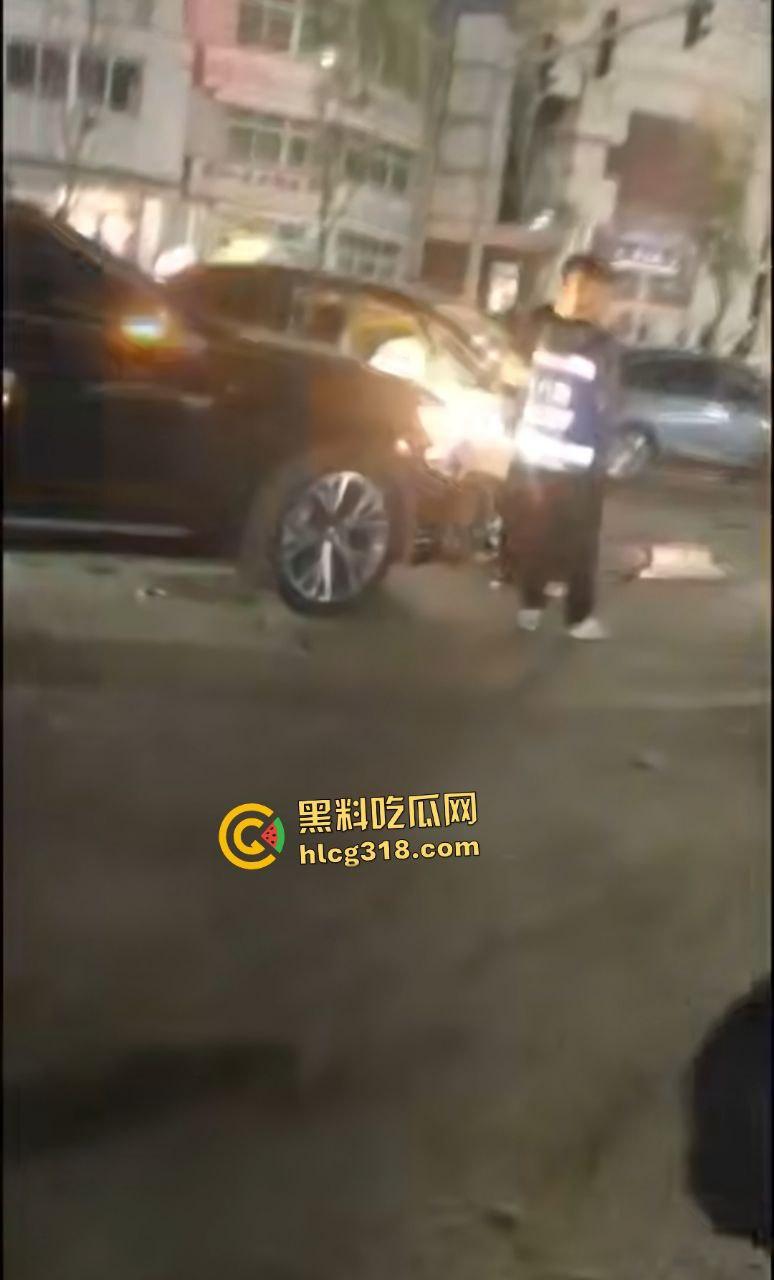 沈阳公交司机因被大学生拒绝暴怒撞人！行人飞摔血溅路面，车毁人亡如保龄球！  第7张