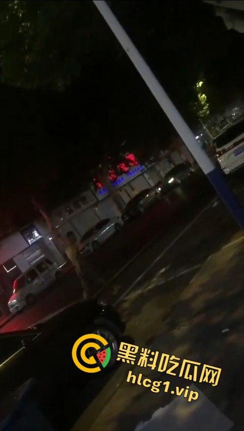 两男子争执升级，刀哥挥菜刀逼近，另一男子秒怂抱头求饶！  第4张