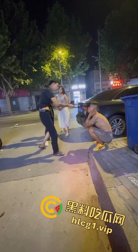 两男子争执升级，刀哥挥菜刀逼近，另一男子秒怂抱头求饶！  第5张