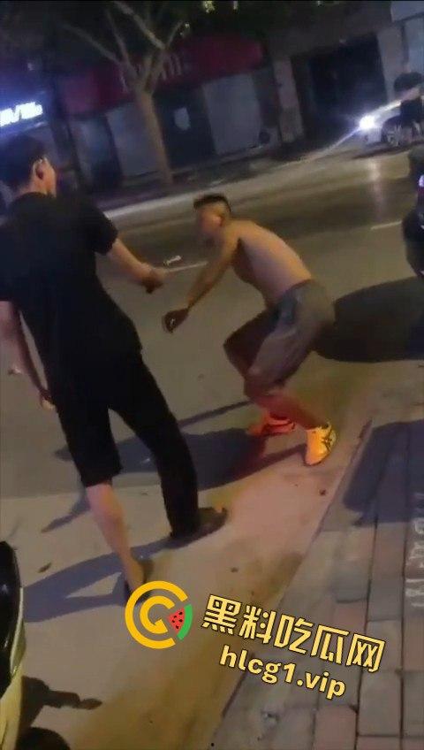 两男子争执升级，刀哥挥菜刀逼近，另一男子秒怂抱头求饶！  第6张