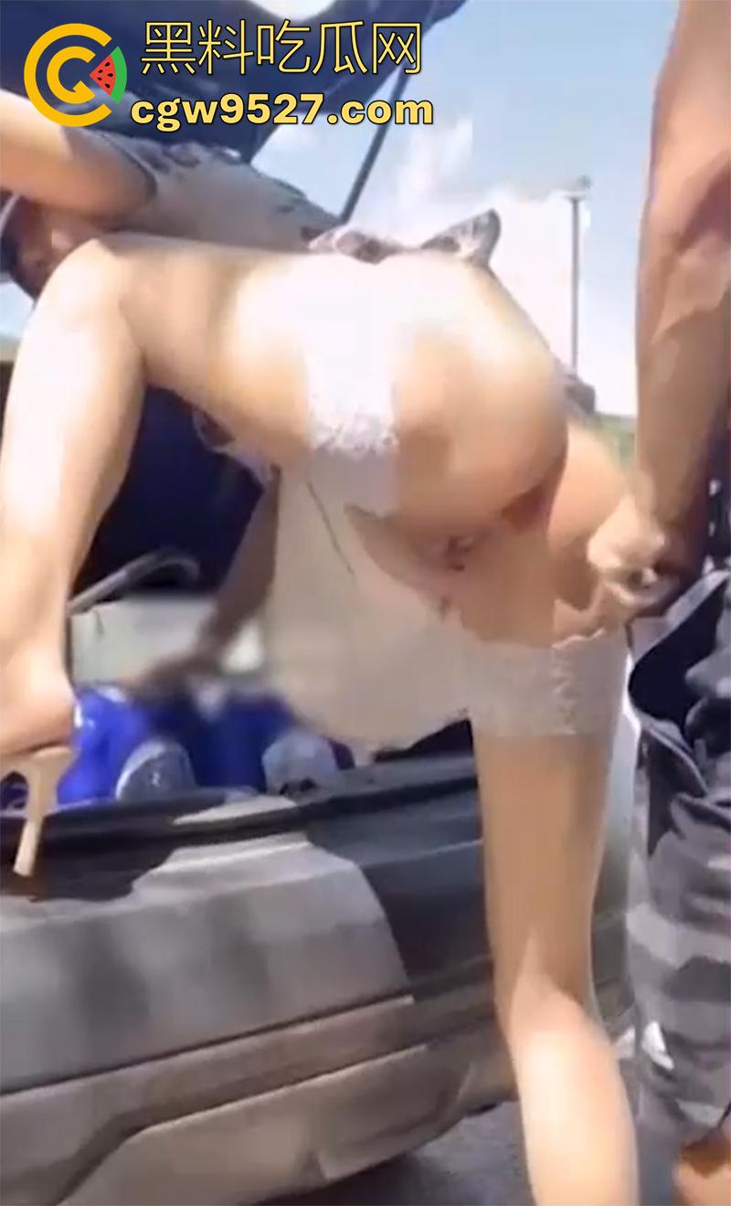 别人老婆就要站起来操，顶级人妻偷情合集，酒吧勾引先车震再户外，背着老公被调教成母狗，成为男人肉便器！  第3张