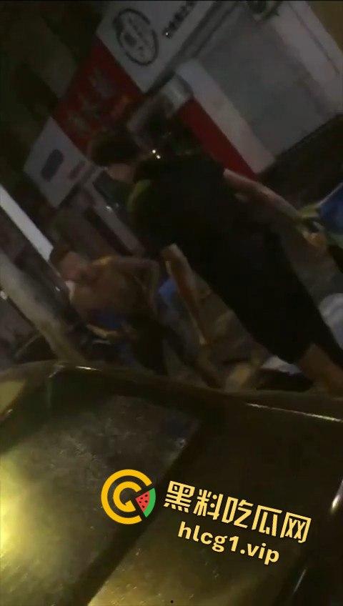 两男子争执升级，刀哥挥菜刀逼近，另一男子秒怂抱头求饶！  第7张