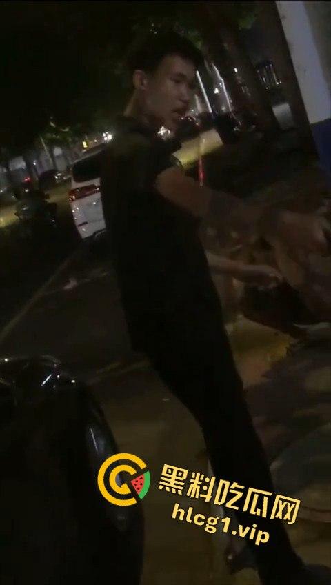 两男子争执升级，刀哥挥菜刀逼近，另一男子秒怂抱头求饶！  第8张