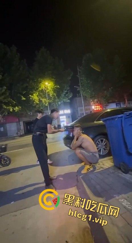 两男子争执升级，刀哥挥菜刀逼近，另一男子秒怂抱头求饶！  第9张