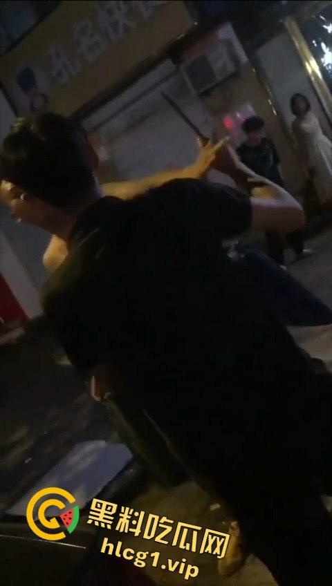 两男子争执升级，刀哥挥菜刀逼近，另一男子秒怂抱头求饶！  第10张