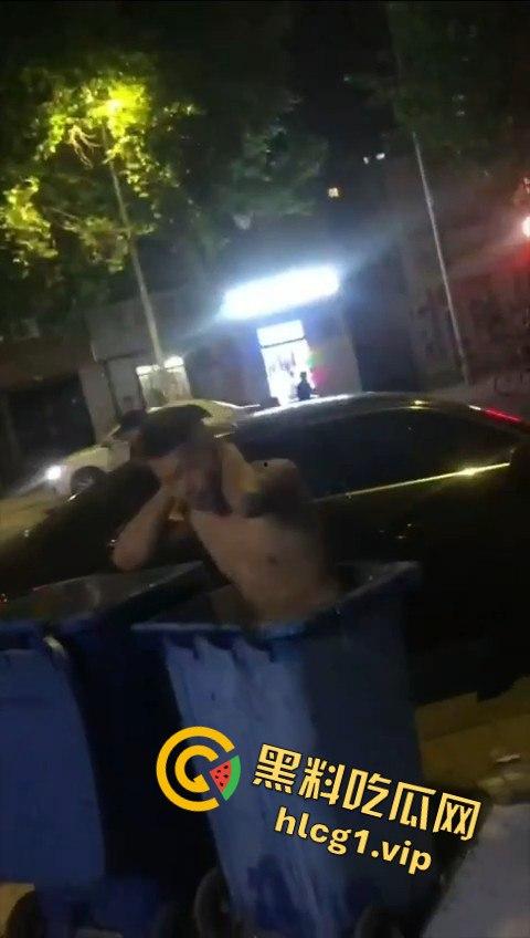 两男子争执升级，刀哥挥菜刀逼近，另一男子秒怂抱头求饶！  第11张