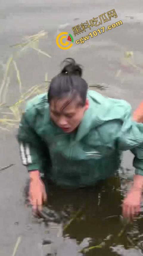 重庆湖边惊魂：绝望女子跳湖，勇敢路人生死救美，惊险拯救，揪心一刻，心跳加速，惊险刺激！  第10张