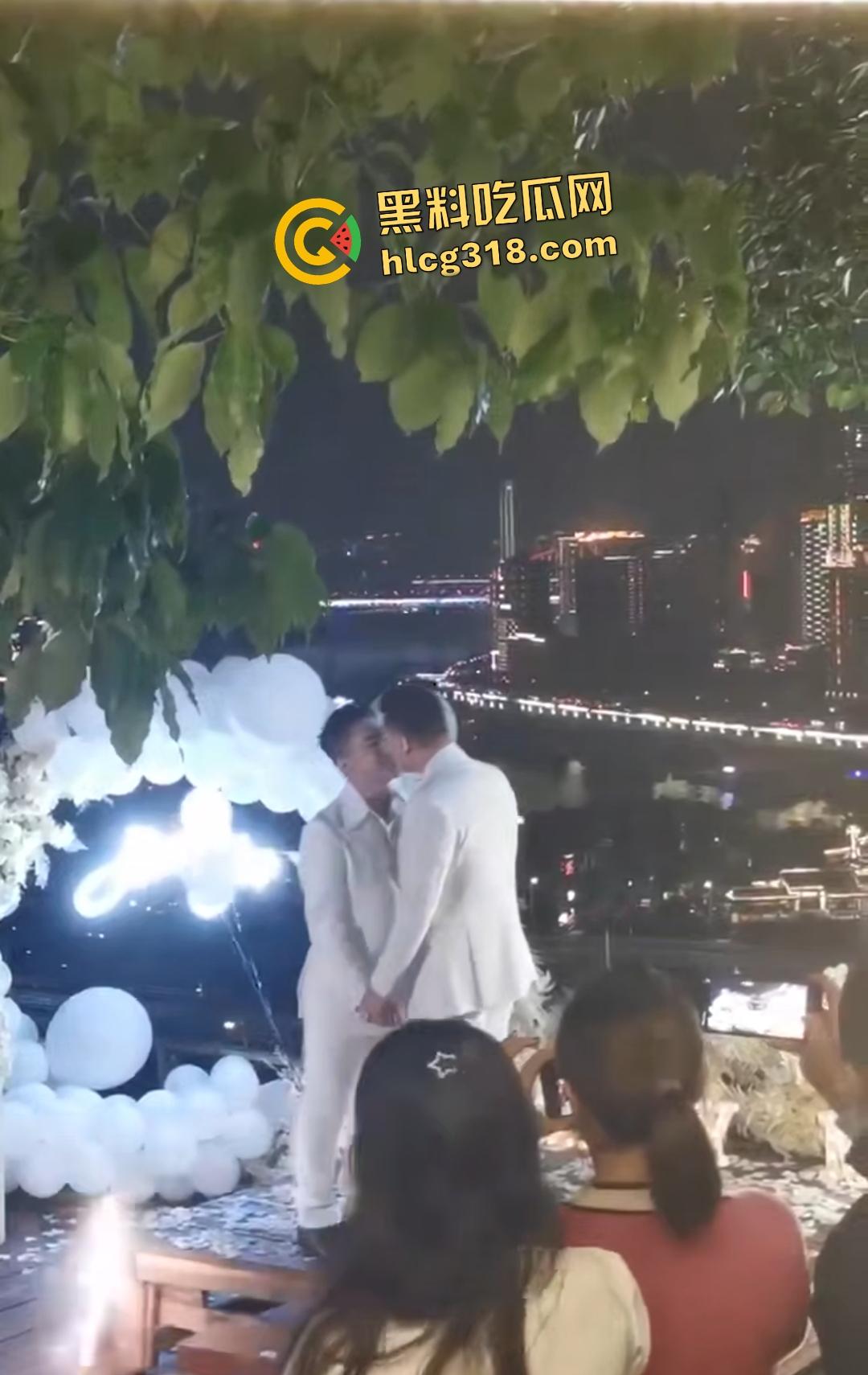 成都gay情侣白西装婚礼炸裂！亲朋好友围观拥抱亲嘴，包容度爆表还是直奔床榻吃鸡？  第1张