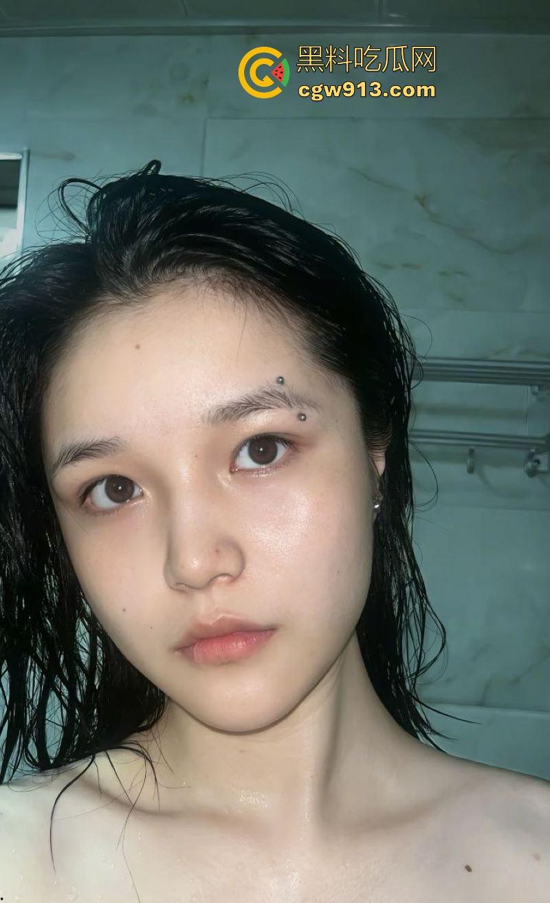 湖南唇钉反差小妹【刘语玮】调教视频曝光，性感唇钉示人，身材娇小，C杯酥胸勾魂，三根“JB”道具玩弄至高潮喷水！  第1张